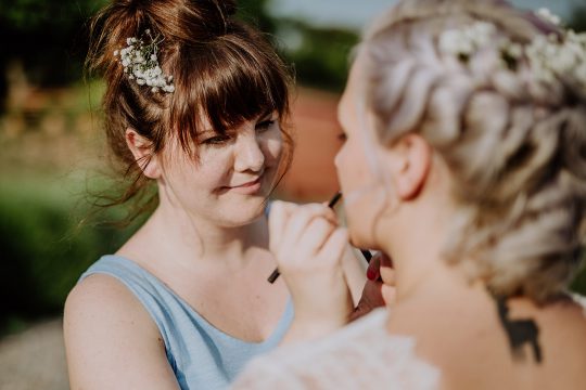 Hochzeitsshooting, Brautshooting, Boho Wedding, Leipzig, Gut Haferkorn, Hochzeitsfotos Leipzig, Heiraten auf Gut Haferkorn, Spitzenkleid, Schleifenfänger, Flechtfrisur, Schleierkraut, Getting Ready
