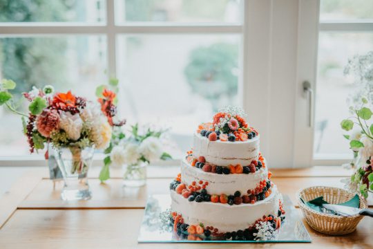 Hochzeit Leipzig Scheunenhochzeit Rustikal Vintage Spitzenkleid Schleifenfänger Lehmhaus am Anger Wedding Kirchliche Trauung Sophia Molek Hochzeitsfotos Leipzig Hochzeitsreportage Sachsen Schleifenfänger Hochzeitstanz Spitzenkleid Flechtfrisur Brautpaarshooting Boho Vintage Wedding