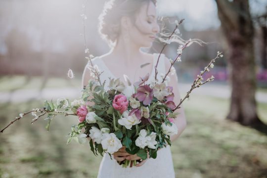 Erna Primula Wedding Shooting Hochzeitsfotos Leipzig Schleifenfänger Patisserie Unplugged Blumenkranz Fräulein Anneli Mermaid Dress Spitzenkleid Hochzeitskleid Brautkleid Brautshooting Brautpaar Braut