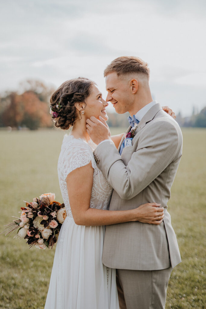 Hochzeit in Leipzig Standesamtliche Trauung im Gohliser Schlösschen Heiraten Standesamt Hochzeitsfotos Herbsthochzeit Hochzeitsreportage Hochzeitsfotograf Fotografin Brautpaarfotos Brautpaarshooting im Herbst Herbsthochzeit Rosental Gohlis