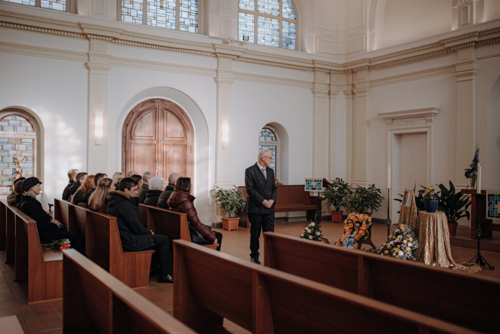 Trauerreportage Abschiedsfotografie Fotoreportage Beerdigung Bestattung Leipzig Begräbnis Urnenbeisetzung Abschiedsfotograf Fotografin Sachsen Friedhof Bestatter Trauerrede