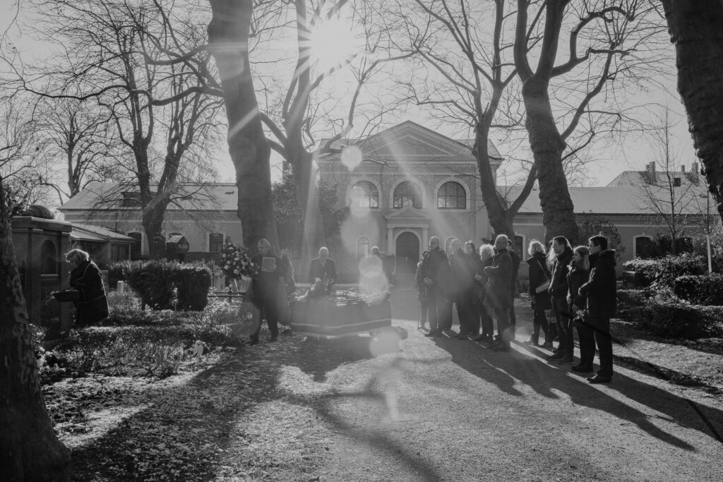 Trauerreportage Abschiedsfotografie Fotoreportage Beerdigung Bestattung Leipzig Begräbnis Urnenbeisetzung Abschiedsfotograf Fotografin Sachsen Friedhof Bestatter Trauerrede