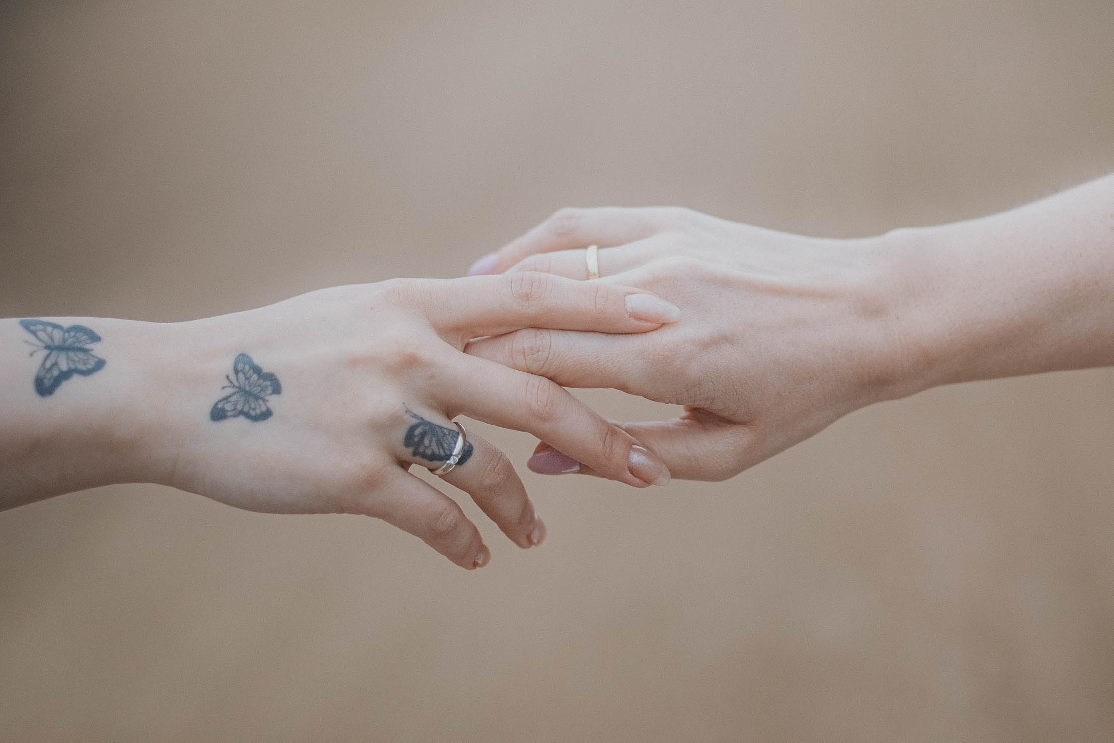 LGBTQIA+ friendly Wedding Elopement Lesbian Rainbow Regenbogen Hochzeit Schwul Lesbisch Schloss Friedrichsfelde Berlin Hochzeitsfotografin Hochzeitsfotos Hochzeitsfotograf Fotograf Berlin Brandenburg Potsdam