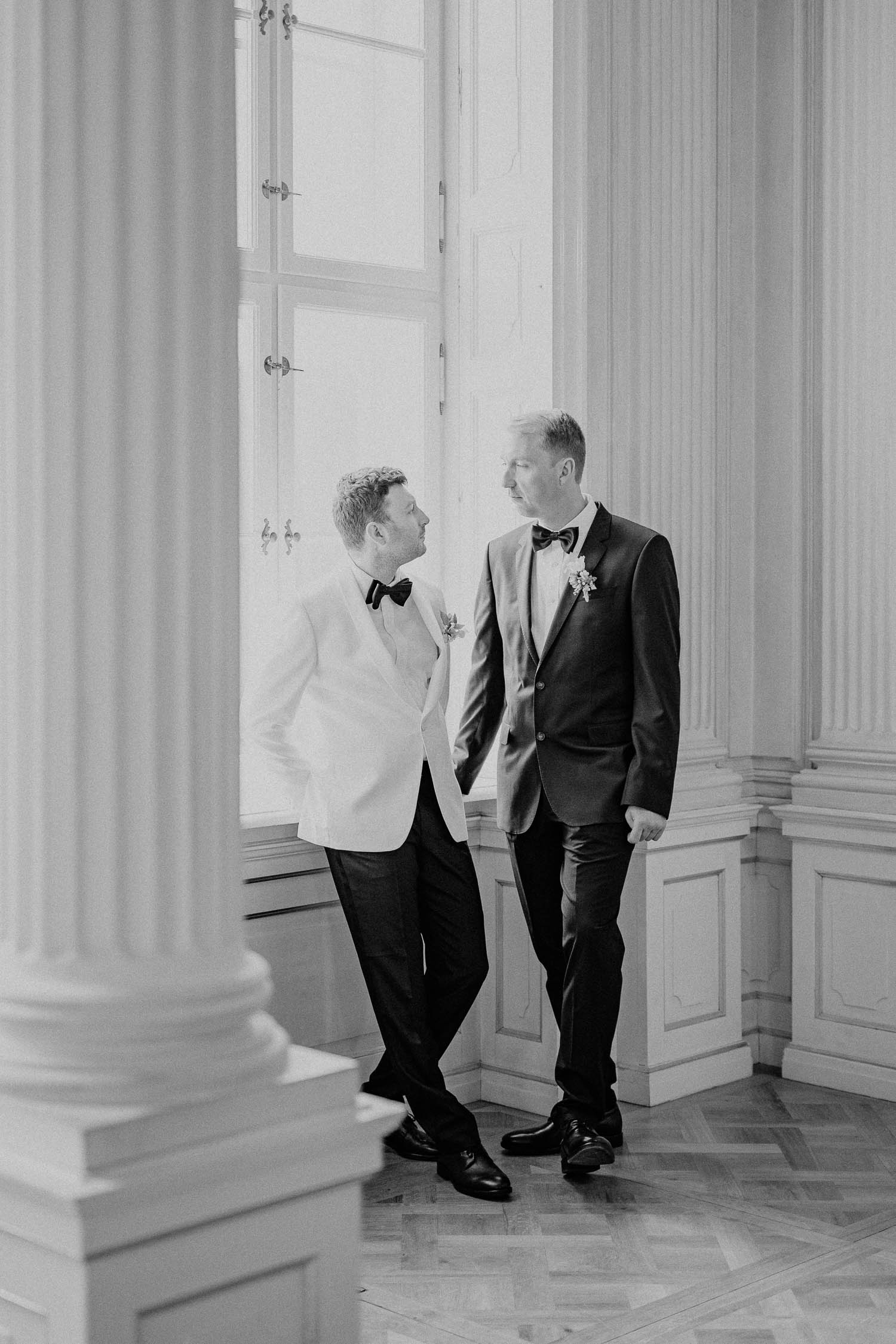 LGBTQIA+ friendly Wedding Elopement Lesbian Rainbow Regenbogen Hochzeit Schwul Lesbisch Schloss Friedrichsfelde Berlin Hochzeitsfotografin Hochzeitsfotos Hochzeitsfotograf Fotograf Berlin Brandenburg Potsdam