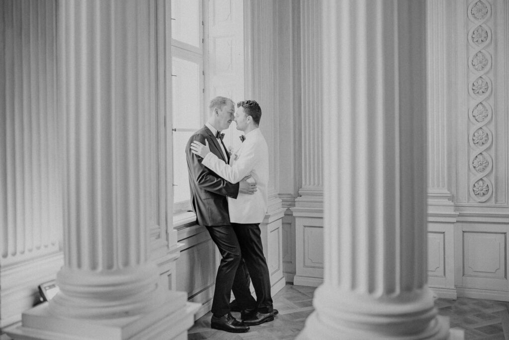 LGBTQIA+ friendly Wedding Elopement Lesbian Rainbow Regenbogen Hochzeit Schwul Lesbisch Schloss Friedrichsfelde Berlin Hochzeitsfotografin Hochzeitsfotos Hochzeitsfotograf Fotograf Berlin Brandenburg Potsdam