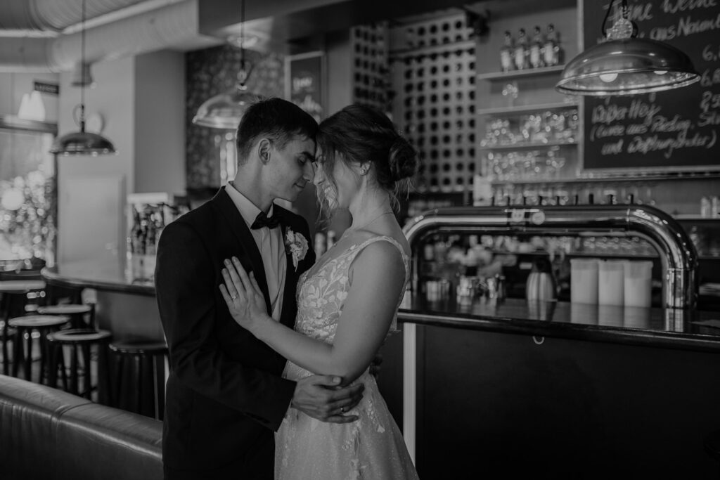 Schloss Brandis Hochzeit Schlosshochzeit Märchenhochzeit Hochzeitsfotos Hochzeitsreportage Hochzeitsfotograf Hochzeitsfotografin Heiraten Leipzig Sachsen Dresden Gohliser Schlösschen Standesamt Standesamtliche Trauung Neues Rathaus Hochzeitsauto Happy Day Brautmode EmiLy Hochzeitsdeko Cadillac