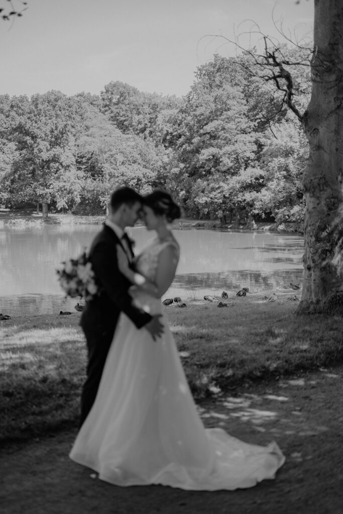 Schloss Brandis Hochzeit Schlosshochzeit Märchenhochzeit Hochzeitsfotos Hochzeitsreportage Hochzeitsfotograf Hochzeitsfotografin Heiraten Leipzig Sachsen Dresden Gohliser Schlösschen Standesamt Standesamtliche Trauung Neues Rathaus Hochzeitsauto Happy Day Brautmode EmiLy Hochzeitsdeko