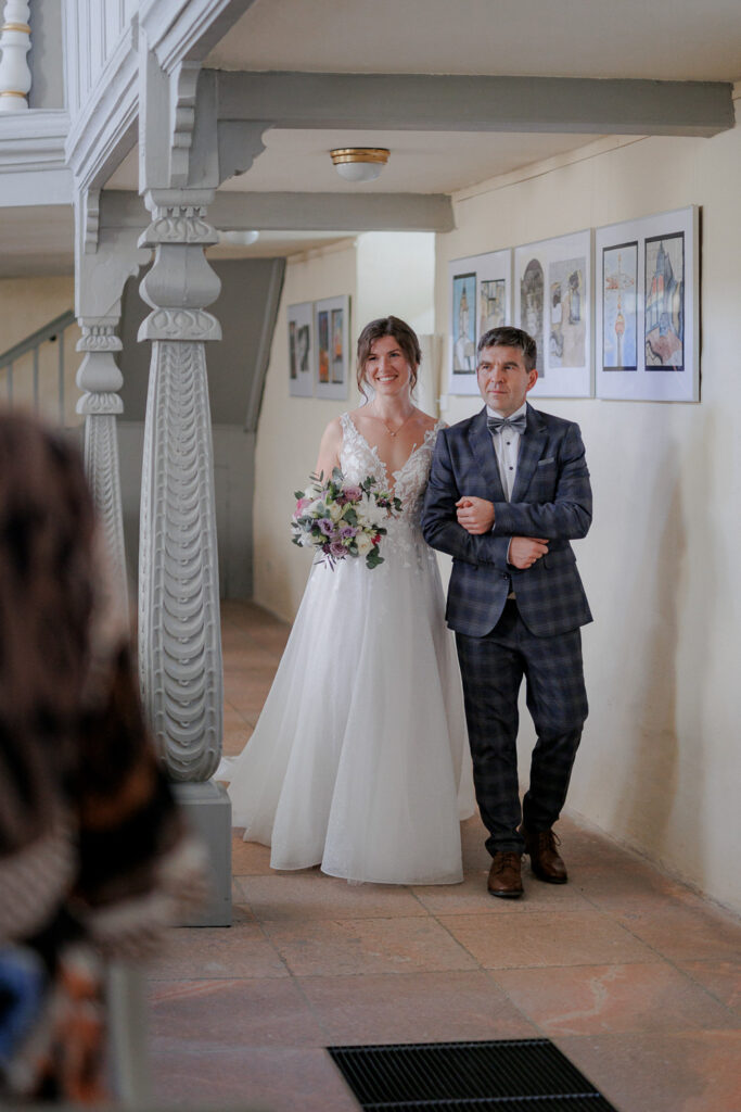 Schloss Brandis Hochzeit Schlosshochzeit Märchenhochzeit Hochzeitsfotos Hochzeitsreportage Hochzeitsfotograf Hochzeitsfotografin Heiraten Leipzig Sachsen Dresden Gohliser Schlösschen Standesamt Standesamtliche Trauung Neues Rathaus Hochzeitsauto Happy Day Brautmode EmiLy Hochzeitsdeko