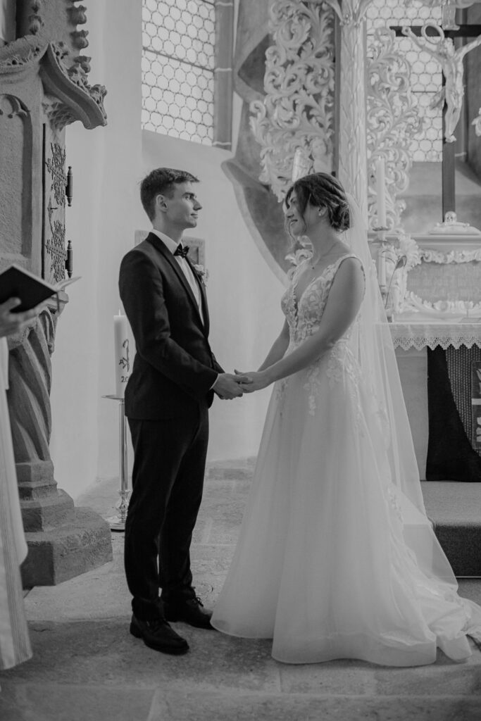 Schloss Brandis Hochzeit Schlosshochzeit Märchenhochzeit Hochzeitsfotos Hochzeitsreportage Hochzeitsfotograf Hochzeitsfotografin Heiraten Leipzig Sachsen Dresden Gohliser Schlösschen Standesamt Standesamtliche Trauung Neues Rathaus Hochzeitsauto Happy Day Brautmode EmiLy Hochzeitsdeko