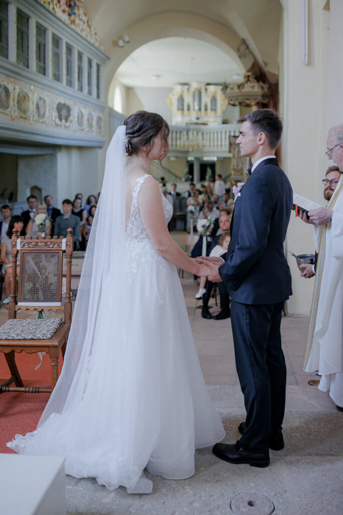Schloss Brandis Hochzeit Schlosshochzeit Märchenhochzeit Hochzeitsfotos Hochzeitsreportage Hochzeitsfotograf Hochzeitsfotografin Heiraten Leipzig Sachsen Dresden Gohliser Schlösschen Standesamt Standesamtliche Trauung Neues Rathaus Hochzeitsauto Happy Day Brautmode EmiLy Hochzeitsdeko