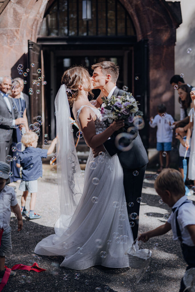 Schloss Brandis Hochzeit Schlosshochzeit Märchenhochzeit Hochzeitsfotos Hochzeitsreportage Hochzeitsfotograf Hochzeitsfotografin Heiraten Leipzig Sachsen Dresden Gohliser Schlösschen Standesamt Standesamtliche Trauung Neues Rathaus Hochzeitsauto Happy Day Brautmode EmiLy Hochzeitsdeko