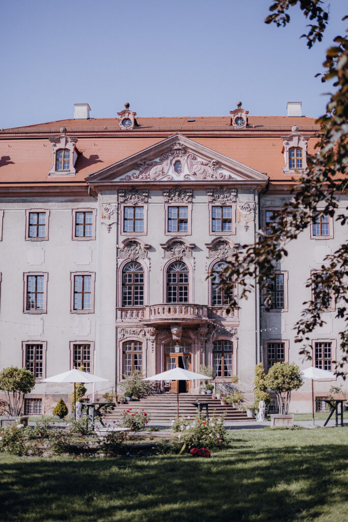 Schloss Brandis Hochzeit Schlosshochzeit Märchenhochzeit Hochzeitsfotos Hochzeitsreportage Hochzeitsfotograf Hochzeitsfotografin Heiraten Leipzig Sachsen Dresden Gohliser Schlösschen Standesamt Standesamtliche Trauung Neues Rathaus Hochzeitsauto Happy Day Brautmode EmiLy Hochzeitsdeko