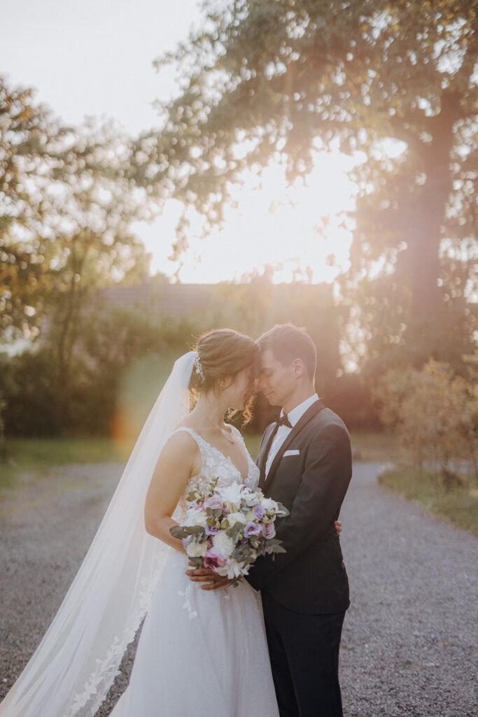 Schloss Brandis Hochzeit Schlosshochzeit Märchenhochzeit Hochzeitsfotos Hochzeitsreportage Hochzeitsfotograf Hochzeitsfotografin Heiraten Leipzig Sachsen Dresden Gohliser Schlösschen Standesamt Standesamtliche Trauung Neues Rathaus Hochzeitsauto Happy Day Brautmode EmiLy Hochzeitsdeko