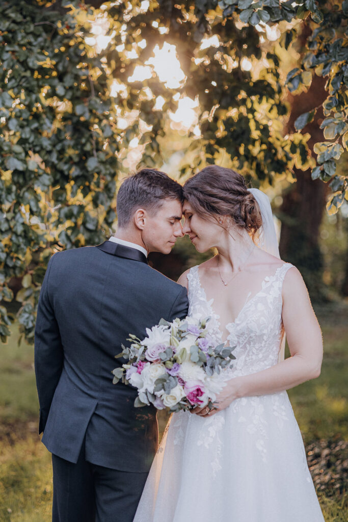 Schloss Brandis Hochzeit Schlosshochzeit Märchenhochzeit Hochzeitsfotos Hochzeitsreportage Hochzeitsfotograf Hochzeitsfotografin Heiraten Leipzig Sachsen Dresden Gohliser Schlösschen Standesamt Standesamtliche Trauung Neues Rathaus Hochzeitsauto Happy Day Brautmode EmiLy Hochzeitsdeko