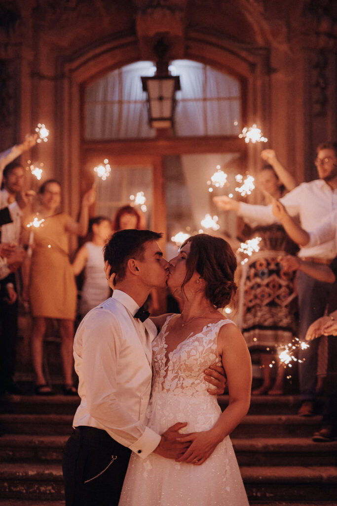 Schloss Brandis Hochzeit Schlosshochzeit Märchenhochzeit Hochzeitsfotos Hochzeitsreportage Hochzeitsfotograf Hochzeitsfotografin Heiraten Leipzig Sachsen Dresden Gohliser Schlösschen Standesamt Standesamtliche Trauung Neues Rathaus Hochzeitsauto Happy Day Brautmode EmiLy Hochzeitsdeko