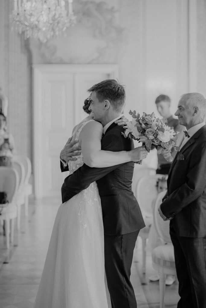 Schloss Brandis Hochzeit Schlosshochzeit Märchenhochzeit Hochzeitsfotos Hochzeitsreportage Hochzeitsfotograf Hochzeitsfotografin Heiraten Leipzig Sachsen Dresden Gohliser Schlösschen Standesamt Standesamtliche Trauung Neues Rathaus Hochzeitsauto Happy Day Brautmode EmiLy Hochzeitsdeko Cadillac