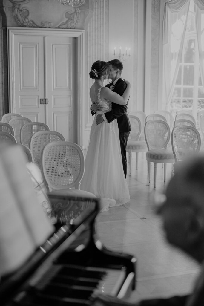 Schloss Brandis Hochzeit Schlosshochzeit Märchenhochzeit Hochzeitsfotos Hochzeitsreportage Hochzeitsfotograf Hochzeitsfotografin Heiraten Leipzig Sachsen Dresden Gohliser Schlösschen Standesamt Standesamtliche Trauung Neues Rathaus Hochzeitsauto Happy Day Brautmode EmiLy Hochzeitsdeko Cadillac