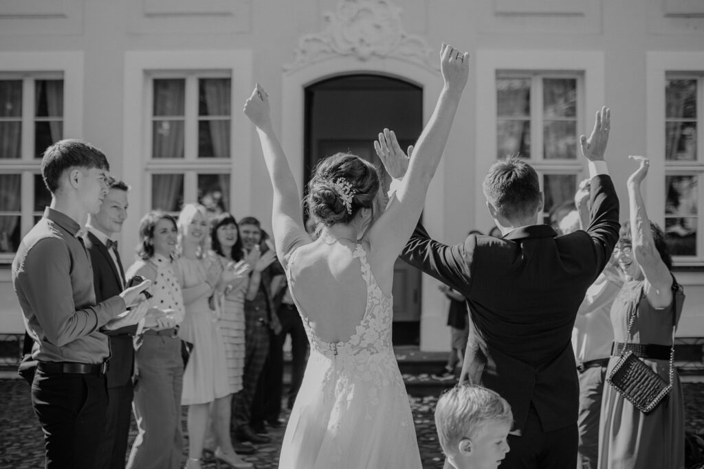 Schloss Brandis Hochzeit Schlosshochzeit Märchenhochzeit Hochzeitsfotos Hochzeitsreportage Hochzeitsfotograf Hochzeitsfotografin Heiraten Leipzig Sachsen Dresden Gohliser Schlösschen Standesamt Standesamtliche Trauung Neues Rathaus Hochzeitsauto Happy Day Brautmode EmiLy Hochzeitsdeko Cadillac