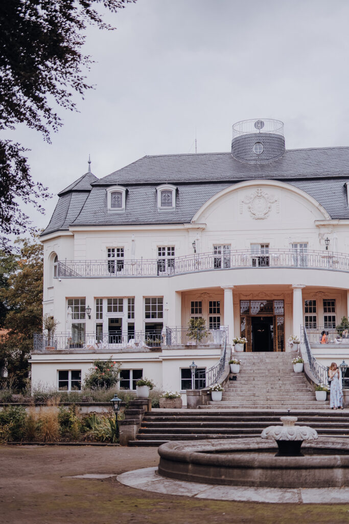Schloss Teutschenthal Hochzeit Schlosshochzeit Märchenhochzeit Hochzeitsfotos Hochzeitsfotograf Hochzeitsfotografin Heiraten Leipzig Sachsen Dresden Freie Trauung White Wedding Hochzeitsdeko ByLe Sophia Molek Party EmiLy