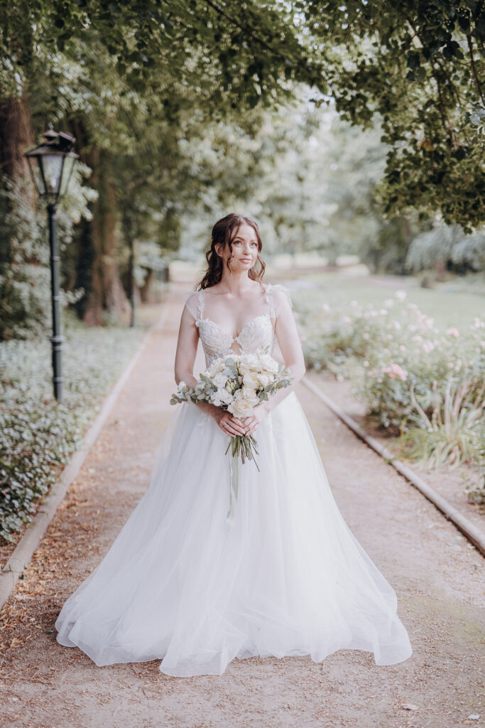 Schloss Teutschenthal Hochzeit Schlosshochzeit Märchenhochzeit Hochzeitsfotos Hochzeitsfotograf Hochzeitsfotografin Heiraten Leipzig Sachsen Dresden Freie Trauung White Wedding Hochzeitsdeko ByLe Sophia Molek Party EmiLy