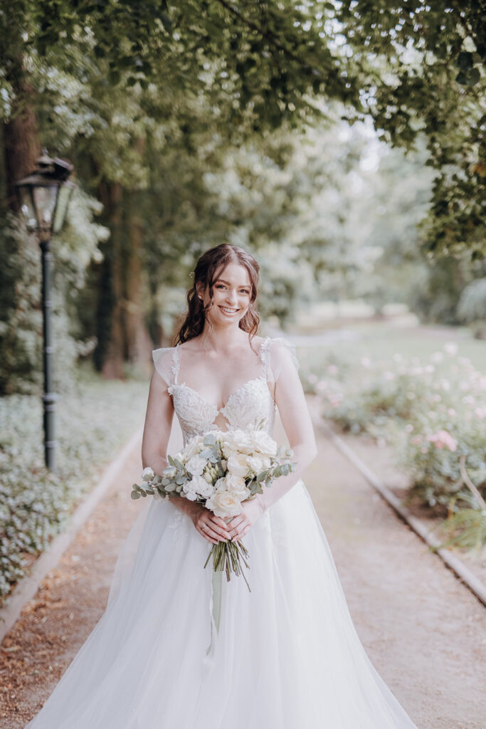 Schloss Teutschenthal Hochzeit Schlosshochzeit Märchenhochzeit Hochzeitsfotos Hochzeitsfotograf Hochzeitsfotografin Heiraten Leipzig Sachsen Dresden Freie Trauung White Wedding Hochzeitsdeko ByLe Sophia Molek Party EmiLy