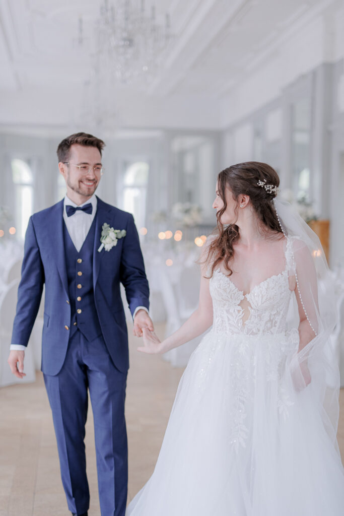 Schloss Teutschenthal Hochzeit Schlosshochzeit Märchenhochzeit Hochzeitsfotos Hochzeitsfotograf Hochzeitsfotografin Heiraten Leipzig Sachsen Dresden Freie Trauung White Wedding Hochzeitsdeko ByLe Sophia Molek Party EmiLy
