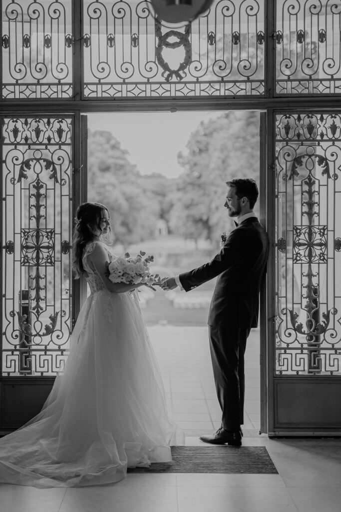 Schloss Teutschenthal Hochzeit Schlosshochzeit Märchenhochzeit Hochzeitsfotos Hochzeitsfotograf Hochzeitsfotografin Heiraten Leipzig Sachsen Dresden Freie Trauung White Wedding Hochzeitsdeko ByLe Sophia Molek Party EmiLy