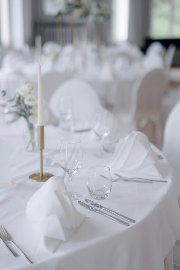 Schloss Teutschenthal Hochzeit Schlosshochzeit Märchenhochzeit Hochzeitsfotos Hochzeitsfotograf Hochzeitsfotografin Heiraten Leipzig Sachsen Dresden Freie Trauung White Wedding Hochzeitsdeko ByLe Sophia Molek Party EmiLy
