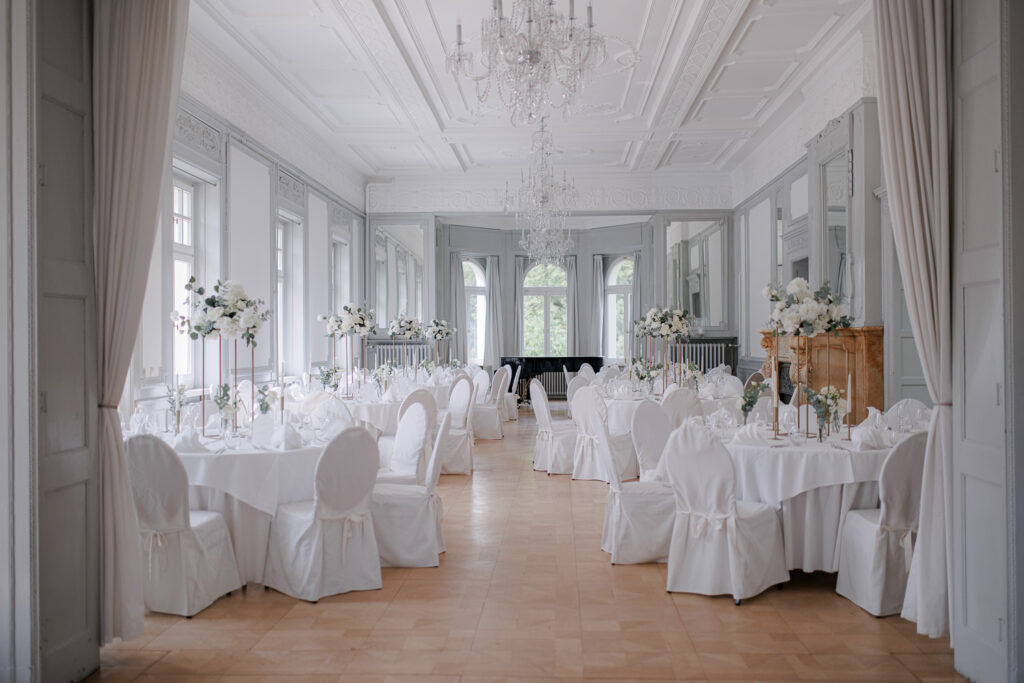 Schloss Teutschenthal Hochzeit Schlosshochzeit Märchenhochzeit Hochzeitsfotos Hochzeitsfotograf Hochzeitsfotografin Heiraten Leipzig Sachsen Dresden Freie Trauung White Wedding Hochzeitsdeko ByLe Sophia Molek Party EmiLy