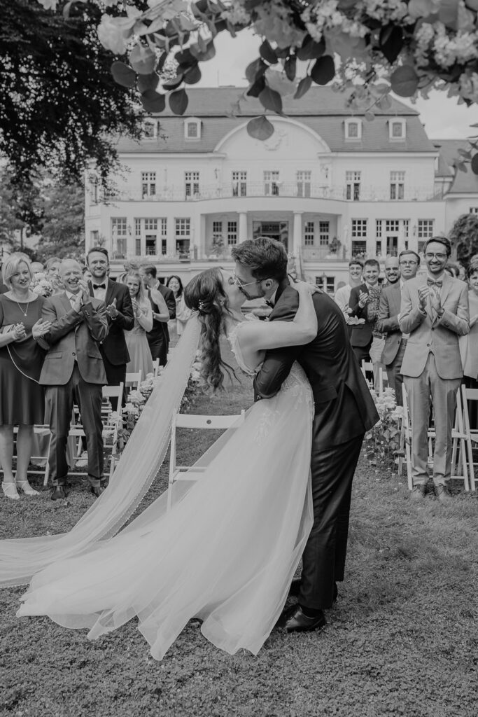 Schloss Teutschenthal Hochzeit Schlosshochzeit Märchenhochzeit Hochzeitsfotos Hochzeitsfotograf Hochzeitsfotografin Heiraten Leipzig Sachsen Dresden Freie Trauung White Wedding Hochzeitsdeko ByLe Sophia Molek Party EmiLy