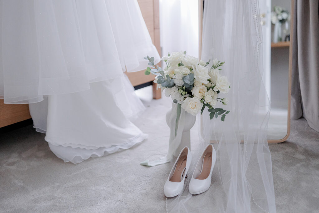 Schloss Teutschenthal Hochzeit Schlosshochzeit Märchenhochzeit Hochzeitsfotos Hochzeitsfotograf Hochzeitsfotografin Heiraten Leipzig Sachsen Dresden Freie Trauung White Wedding Hochzeitsdeko ByLe Sophia Molek Party EmiLy