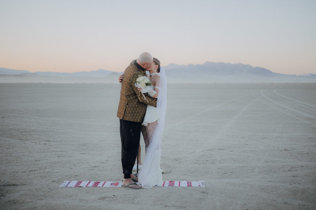 Burning Man Hochzeit Wüste Nevada Hochzeitsfotografin Hochzeitsfotograf Fotografin Fotograf Hochzeitsfotos