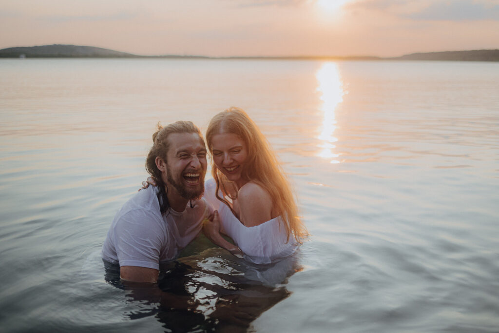 Paarshooting Verlobungsshooting Couple Shooting Leipzig Fotograf Fotografin Fotoshooting buchen Natürliche Fotos Fotoreportage