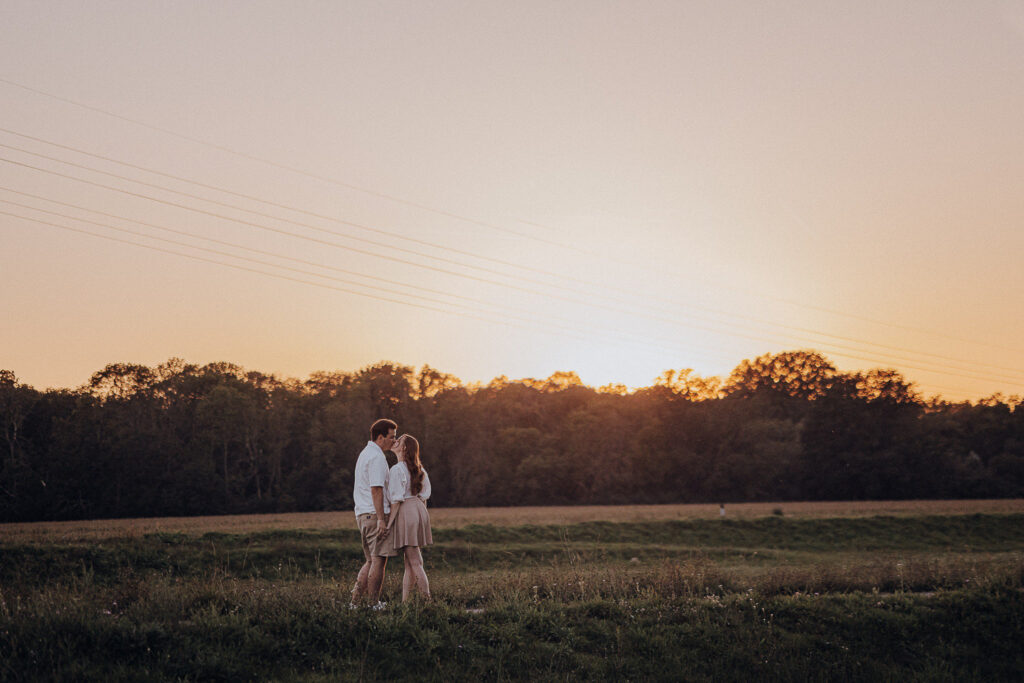 Paarshooting Verlobungsshooting Couple Shooting Leipzig Fotograf Fotografin Fotoshooting buchen Natürliche Fotos Fotoreportage