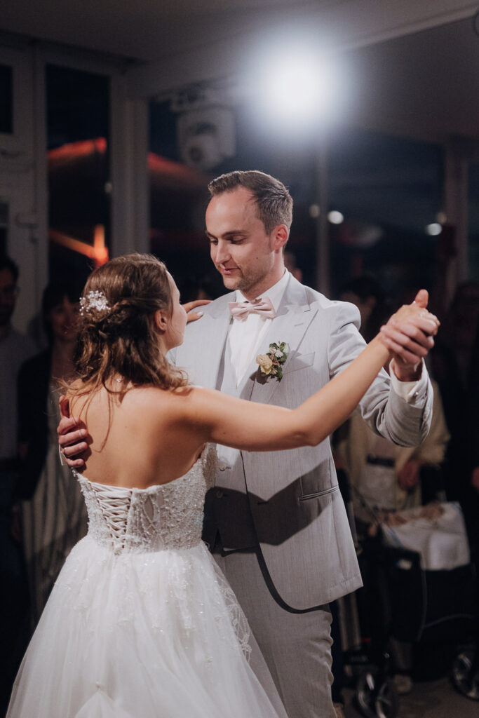 Hochzeit AmSee Am See Kulkwitzer See Leipzig Hochzeitsfotos Hochzeitsreportage Freie Trauung am Strand Strandhochzeit Beach Wedding Hochzeitsfotografin