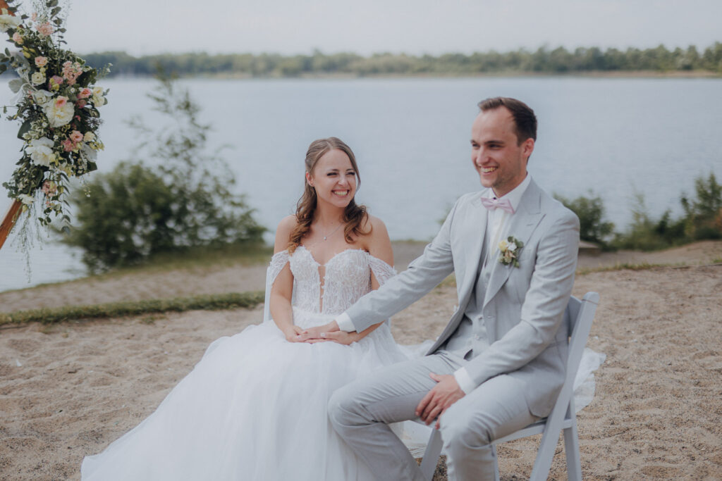Hochzeit AmSee Am See Kulkwitzer See Leipzig Hochzeitsfotos Hochzeitsreportage Freie Trauung am Strand Strandhochzeit Beach Wedding Hochzeitsfotografin