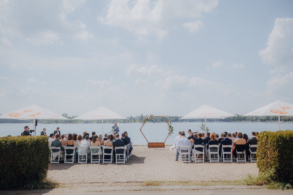 Hochzeit AmSee Am See Kulkwitzer See Leipzig Hochzeitsfotos Hochzeitsreportage Freie Trauung am Strand Strandhochzeit Beach Wedding Hochzeitsfotografin