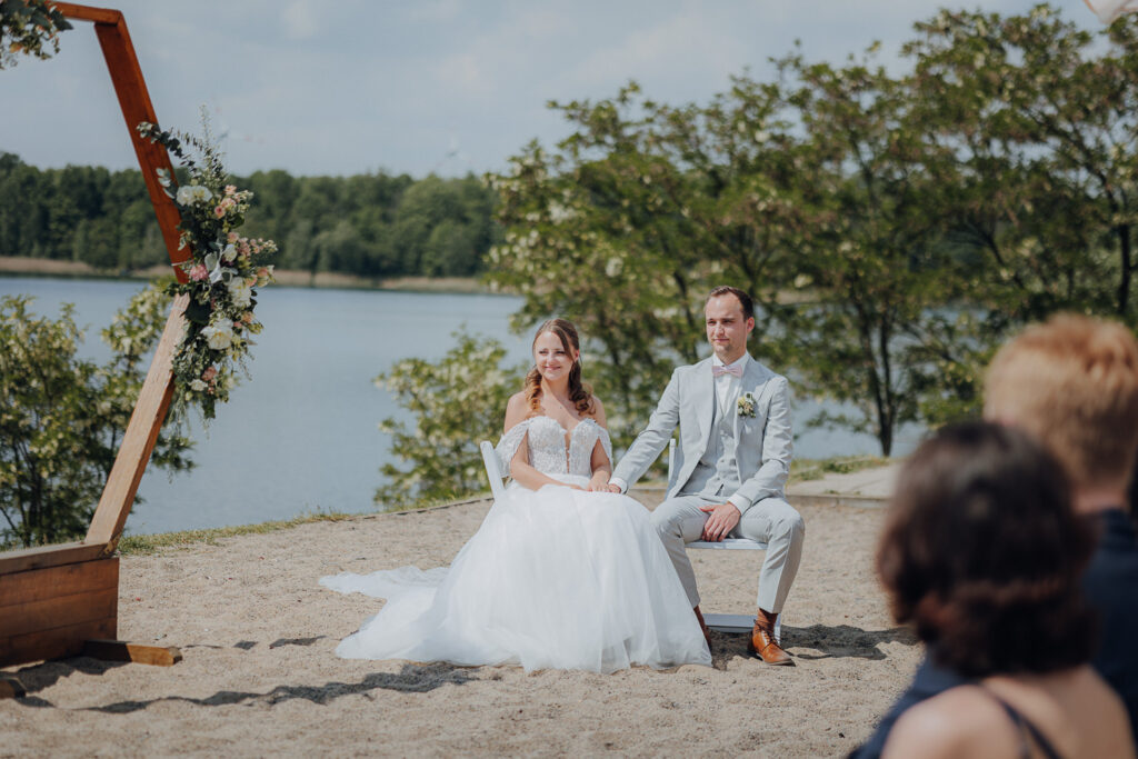 Hochzeit AmSee Am See Kulkwitzer See Leipzig Hochzeitsfotos Hochzeitsreportage Freie Trauung am Strand Strandhochzeit Beach Wedding Hochzeitsfotografin