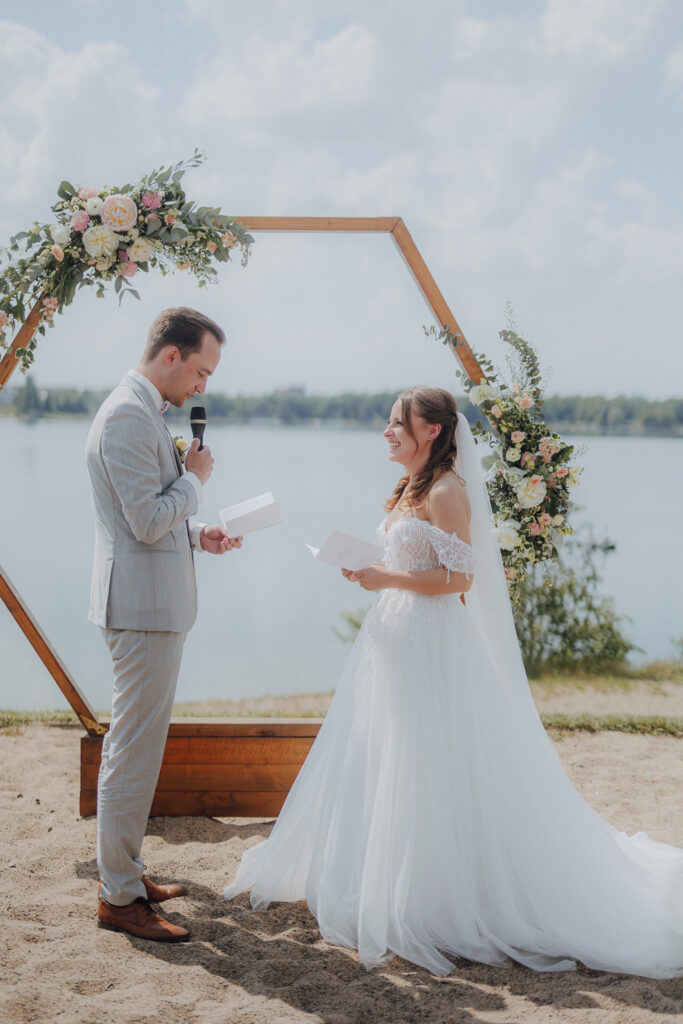 Hochzeit AmSee Am See Kulkwitzer See Leipzig Hochzeitsfotos Hochzeitsreportage Freie Trauung am Strand Strandhochzeit Beach Wedding Hochzeitsfotografin