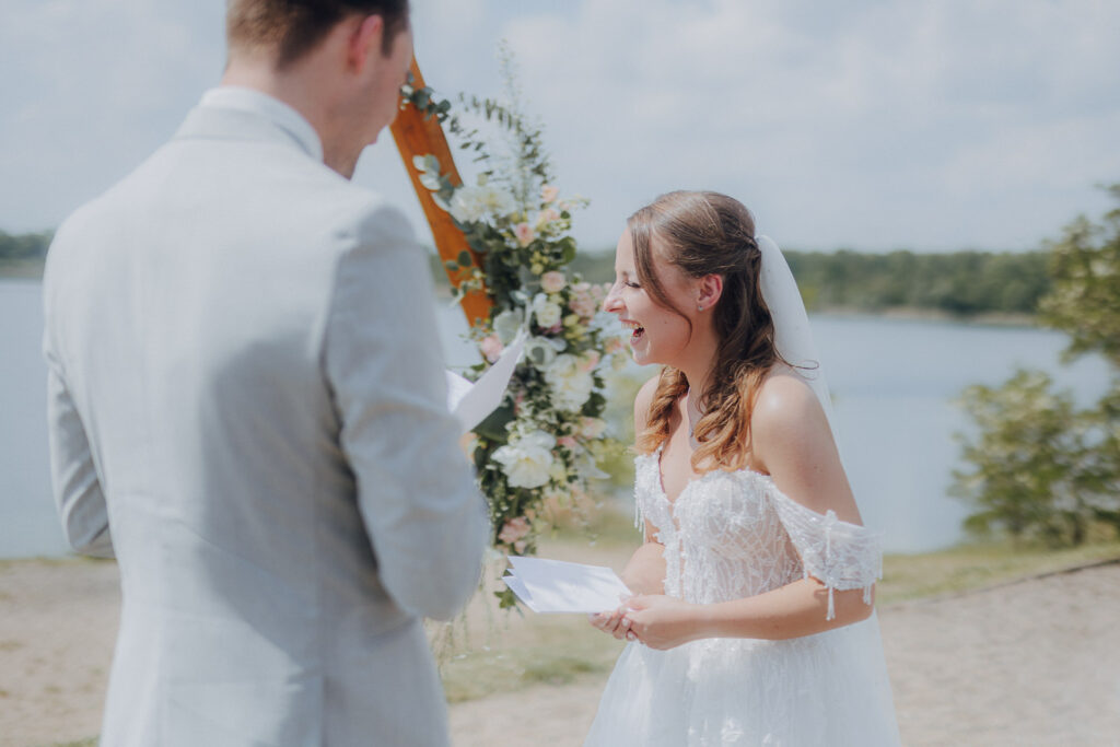 Hochzeit AmSee Am See Kulkwitzer See Leipzig Hochzeitsfotos Hochzeitsreportage Freie Trauung am Strand Strandhochzeit Beach Wedding Hochzeitsfotografin