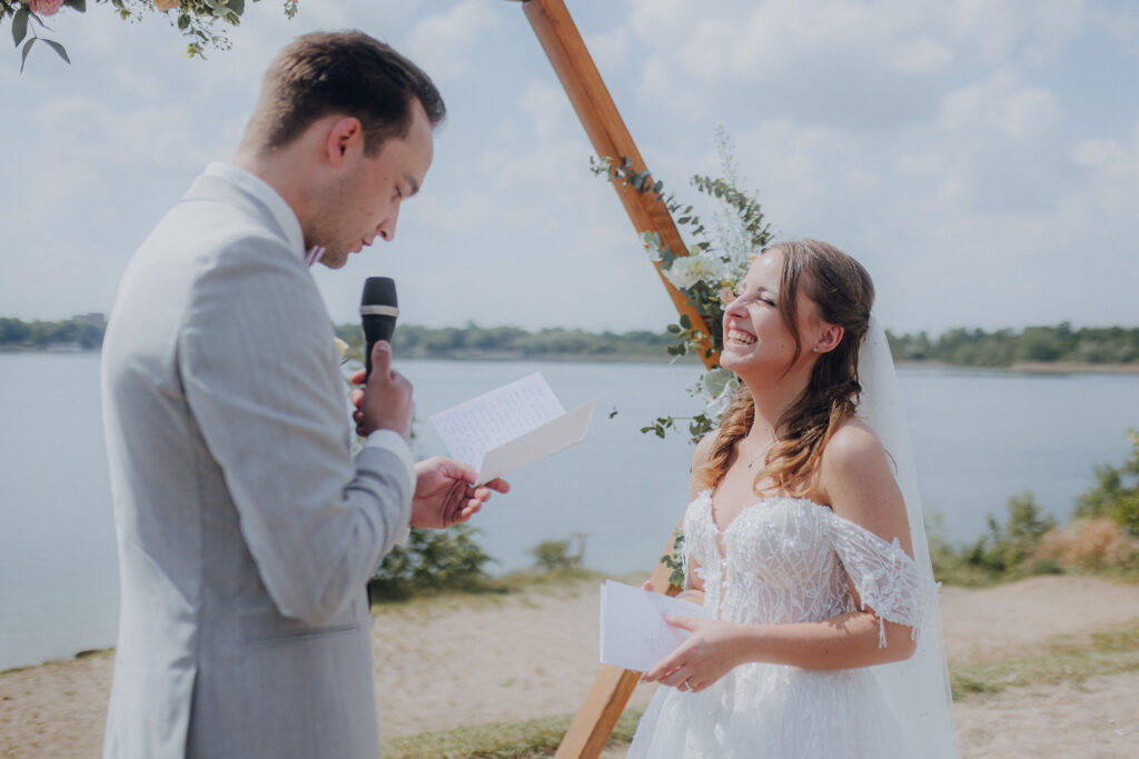 Hochzeit AmSee Am See Kulkwitzer See Leipzig Hochzeitsfotos Hochzeitsreportage Freie Trauung am Strand Strandhochzeit Beach Wedding Hochzeitsfotografin