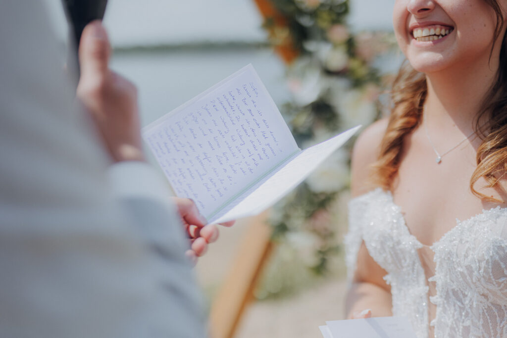Hochzeit AmSee Am See Kulkwitzer See Leipzig Hochzeitsfotos Hochzeitsreportage Freie Trauung am Strand Strandhochzeit Beach Wedding Hochzeitsfotografin