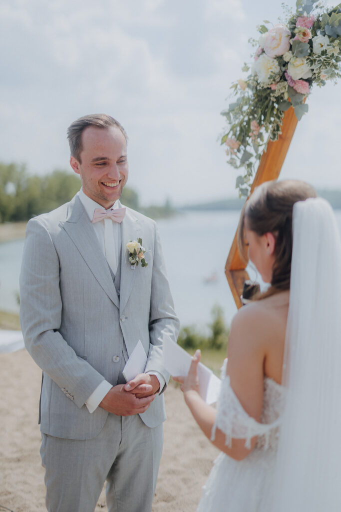 Hochzeit AmSee Am See Kulkwitzer See Leipzig Hochzeitsfotos Hochzeitsreportage Freie Trauung am Strand Strandhochzeit Beach Wedding Hochzeitsfotografin