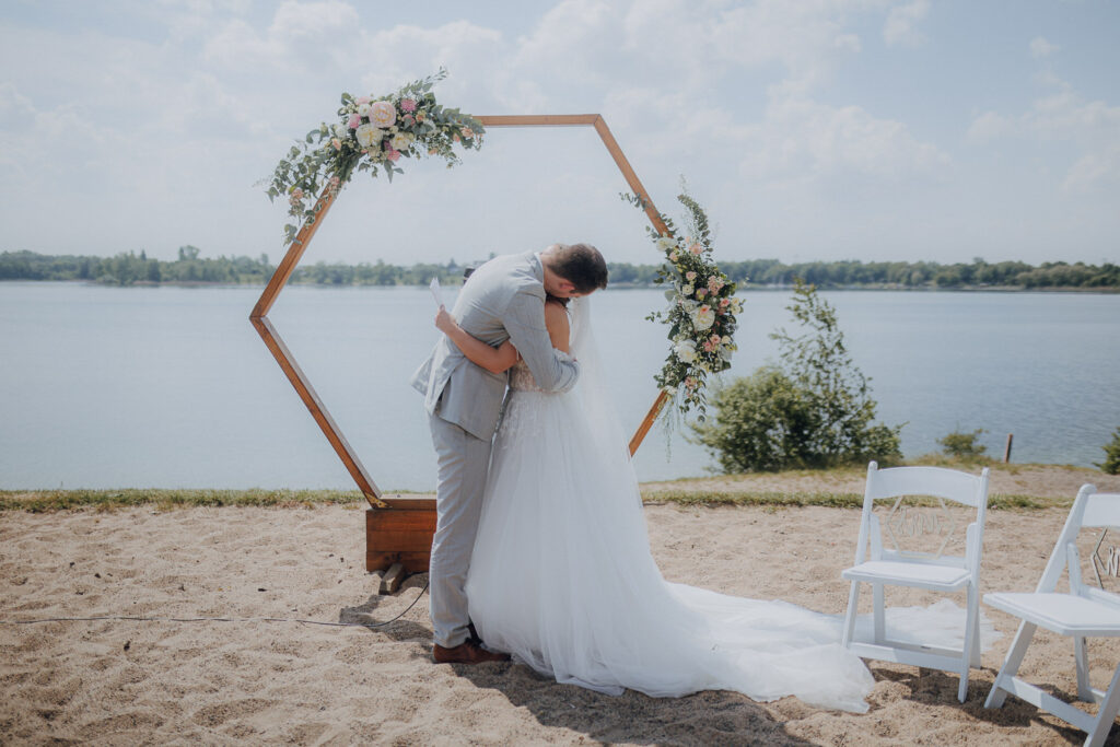 Hochzeit AmSee Am See Kulkwitzer See Leipzig Hochzeitsfotos Hochzeitsreportage Freie Trauung am Strand Strandhochzeit Beach Wedding Hochzeitsfotografin