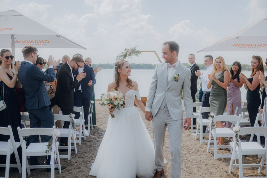 Hochzeit AmSee Am See Kulkwitzer See Leipzig Hochzeitsfotos Hochzeitsreportage Freie Trauung am Strand Strandhochzeit Beach Wedding Hochzeitsfotografin