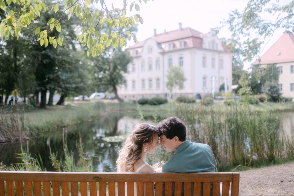 Gut Kahnsdorf Hainer See Hochzeit Heiraten Wedding Village Standesamt Standesamtliche Trauung Hochzeitsfotograf Hochzeitsfotos Fotoreportage