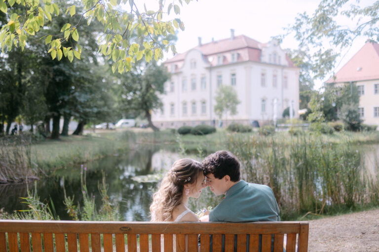 Gut Kahnsdorf Hainer See Hochzeit Heiraten Wedding Village Standesamt Standesamtliche Trauung Hochzeitsfotograf Hochzeitsfotos Fotoreportage