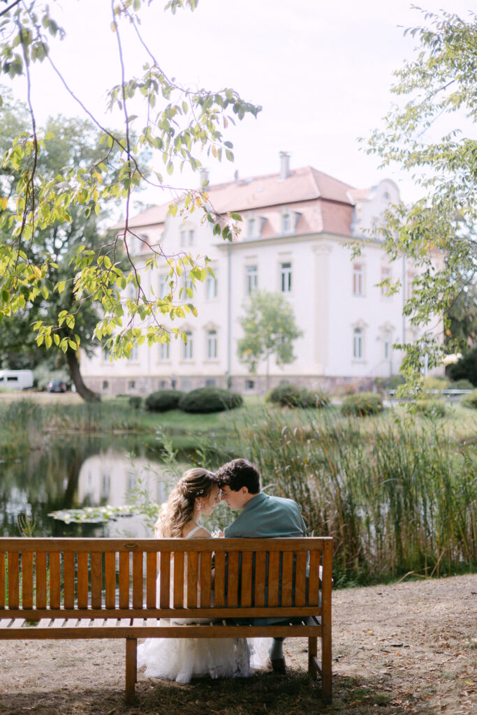 Gut Kahnsdorf Hainer See Hochzeit Heiraten Wedding Village Standesamt Standesamtliche Trauung Hochzeitsfotograf Hochzeitsfotos Fotoreportage