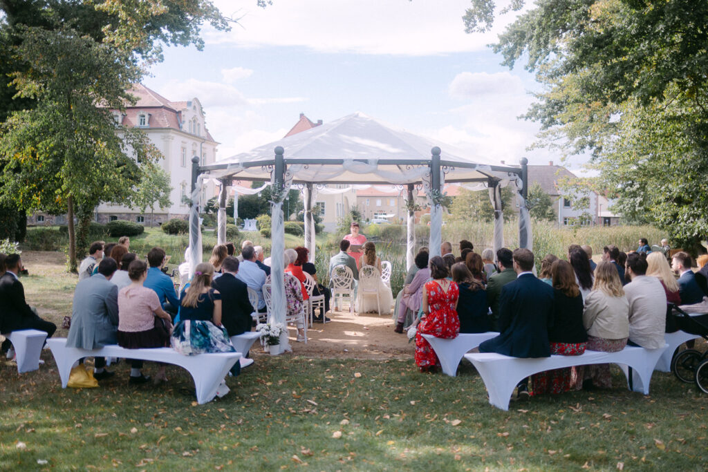 Gut Kahnsdorf Hainer See Hochzeit Heiraten Wedding Village Standesamt Standesamtliche Trauung Hochzeitsfotograf Hochzeitsfotos Fotoreportage