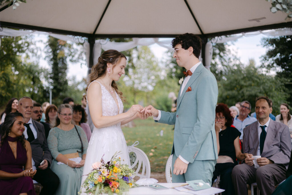 Gut Kahnsdorf Hainer See Hochzeit Heiraten Wedding Village Standesamt Standesamtliche Trauung Hochzeitsfotograf Hochzeitsfotos Fotoreportage